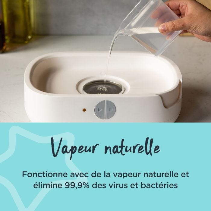 Personne versant de l&apos;eau dans la base de son stérilisateur blanc avec texte expliquant qu&apos;il utilise de la vapeur naturelle