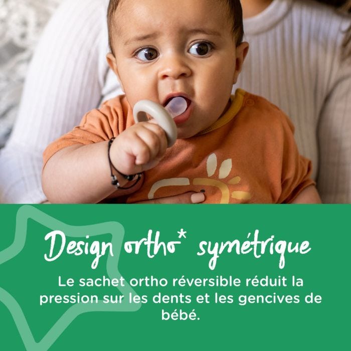 Bébé portant à sa bouche une tétine de sucette avec description des avantages de la conception orthodontique symétrique