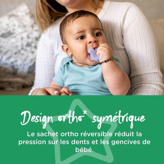 Bébé assis sur sa mère qui lui met la sucette à l&apos;envers dans la bouche