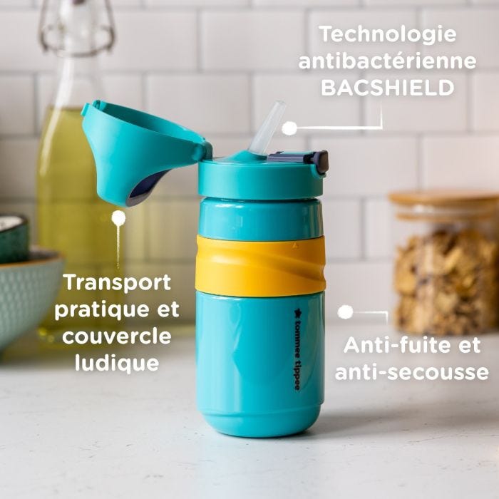 Tasse Sportee bleue à couvercle rabattable avec des flèches vers sa paille anti-bactérienne, poignée et valve anti-fuites
