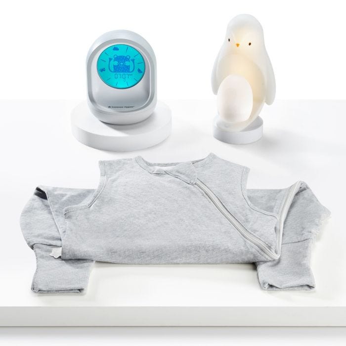 Les produits inclus dans le pack sommeil tout-petit incluent la gigoteuse steppee, le réveil d&apos;apprentissage connecté et la veilleuse pingouin