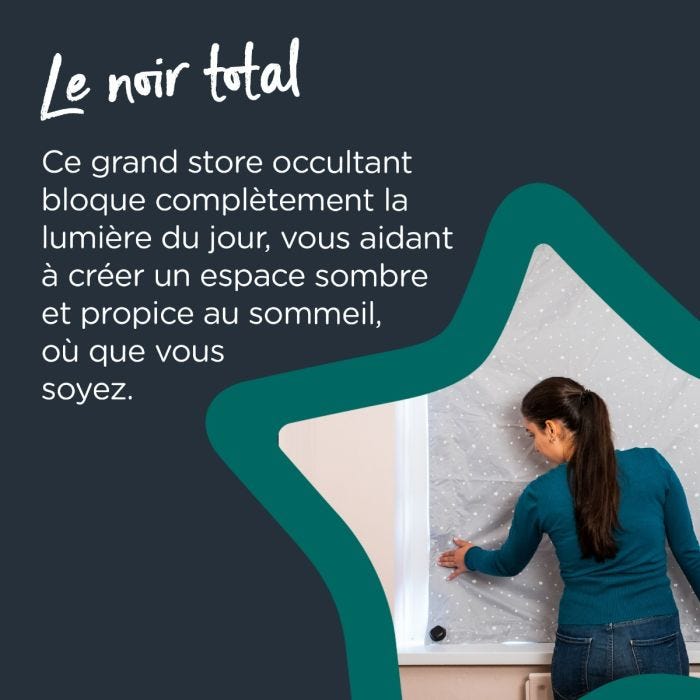 Femme installant un store occultant sur une fenêtre avec un texte expliquant que ce store bloque complètement la lumière