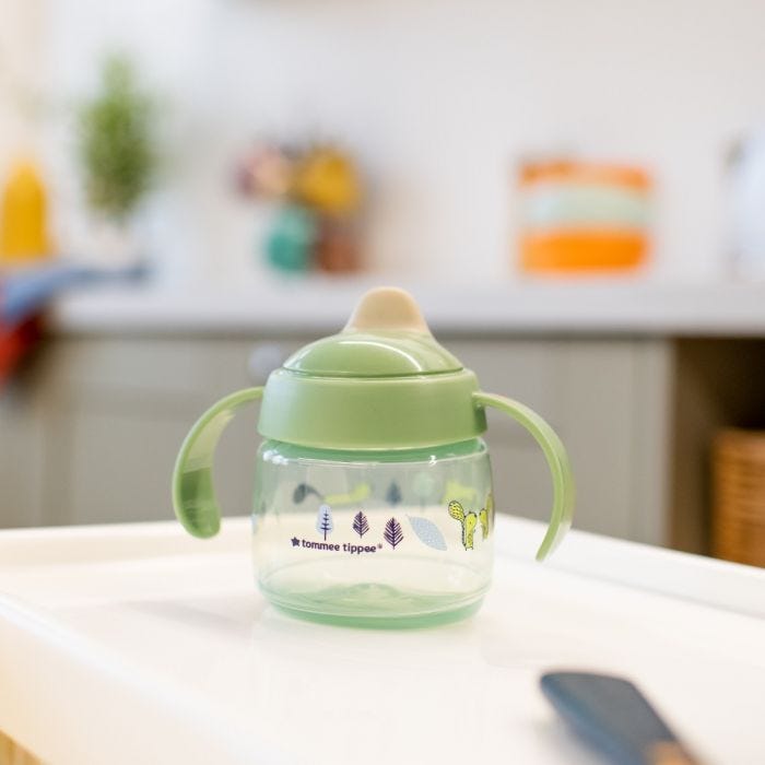 Tasse de sevrage verte, sur le comptoir de la cuisine