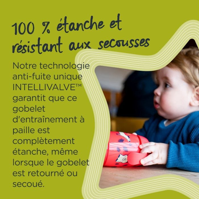 Petit garçon tenant sa tasse rouge, avec texte sur la valve anti-fuite