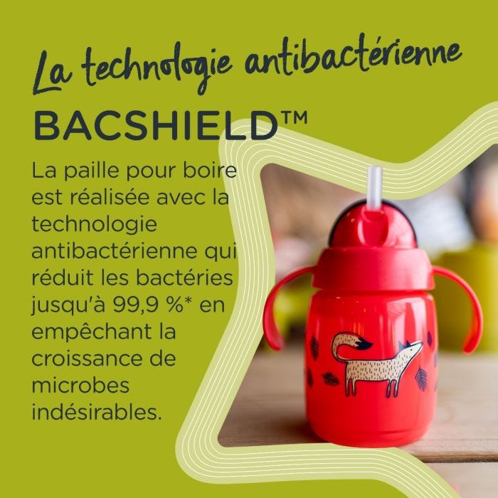 Tasse rouge à paille lestée, sur un comptoir de cuisine, avec texte sur la paille anti-bactérienne BACSHIELD