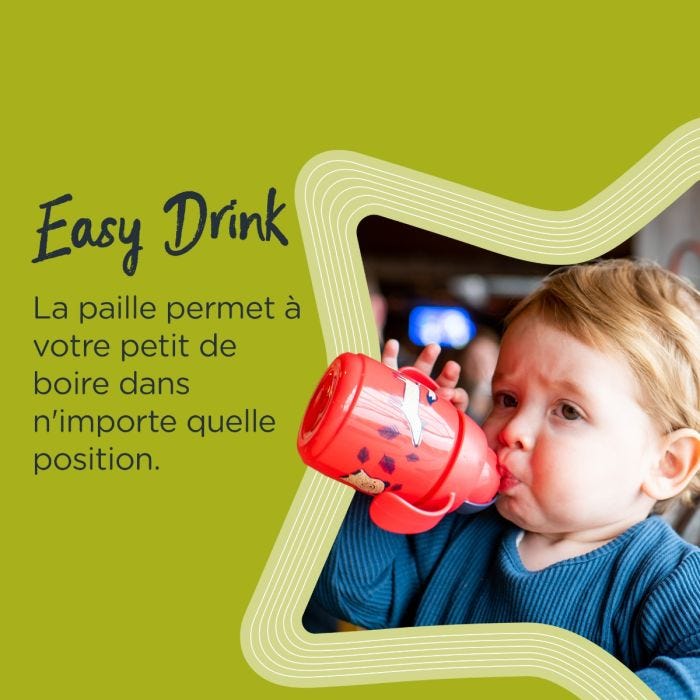 Petit garçon buvant dans une tasse rouge avec paille lestée, avec texte sur la possibilité de boire sous n&apos;importe quel angle