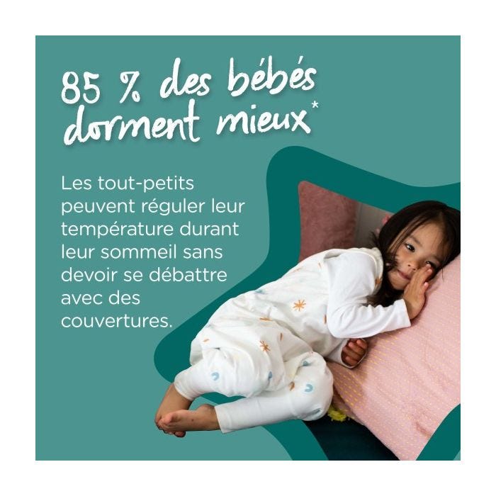 Enfant en steppe blanche allongée sur le côté avec du texte.