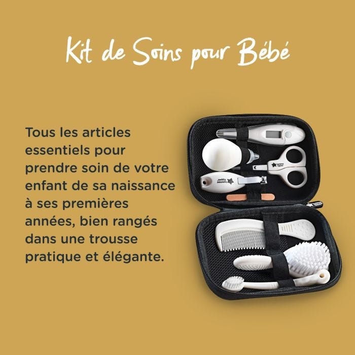 Trousse de soins Tommee Tippee sur fond jaune avec un texte indiquant qu&apos;elle contient tous les éléments essentiels pour prendre soin de votre bébé