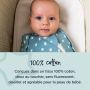 bébé couché dans un couffin regardant l&apos;objectif avec un texte expliquant que la gigoteuse est fabriquée dans une matière 100 % coton