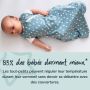 bébé couché dans un lange d&apos;emmaillotage bleu marine avec un texte sur le fait que 85 %* des bébés dorment mieux dans nos gigoteuses