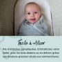 bébé couché dans un couffin regardant l&apos;objectif avec un texte sur la facilité d&apos;utilisation du lange d&apos;emmaillotage