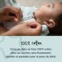 parent ajustant la fermeture éclair sur le lange d&apos;emmaillotage grofriends woodland avec un texte sur sa fabrication 100 % coton