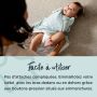bébé couché sur le sol pendant que maman met ses jambes dans le lange d&apos;emmaillotage avec texte sur la facilité d&apos;utilisation de la gigoteuse