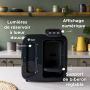 Un préparateur de biberons Prep Perfect noir sur un comptoir de cuisine avec des flèches indiquant ses caractéristiques