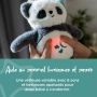 Aide au sommeil panda éclairée et fixée à un lit d&apos;enfant avec texte indiquant qu&apos;elle est sonore et lumineuse.