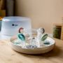 Stérilisateur micro-ondes ouvert avec plusieurs sucettes à l&apos;intérieur