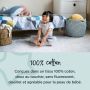 jeune enfant assis sur le sol dans un steppee gris avec un texte sur sa fabrication 100 % coton