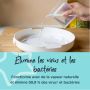 Personne versant de l&apos;eau dans la base du stérilisateur micro-ondes avec un texte expliquant que la vapeur tue les virus