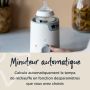 Personne ajustant le réglage de son chauffe-biberon avec un texte sur la minuterie automatique
