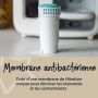 Filtre de rechange sur un comptoir de cuisine avec un texte sur sa membrane antibactérienne