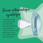Sucette bleue et transparente sur fond vert entourée d&apos;une étoile verte indiquant qu&apos;elle a une conception orthodontique