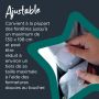 Gros plan sur un tissu gris avec un motif étoiles et lune et un texte expliquant que le tissu est moderne et intemporel.