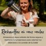Femme versant de l&apos;eau chaude du thermos dans la base au parc, au-dessus d&apos;un texte sur le réchauffage en voyage