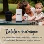 Femme assise sur un banc avec son bébé et un chauffe-biberon de voyage accompagné d&apos;un texte sur l&apos;isolation thermique