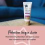 Crème pour mamelons sur une table basse avec un texte expliquant qu&apos;elle offre une protection durable
