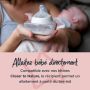 Mère tenant son bébé et un biberon collecteur de lait converti avec texte sur l&apos;allaitement directement à partir du tire-lait