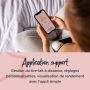 Maman tirant son lait tout en regardant son téléphone avec un texte sur la collecte d&apos;informations via l&apos;application support