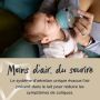 Bébé tenu par sa mère et nourri au biberon