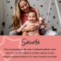 Bébé sur les genoux de sa mère se faisant brosser les cheveux. Le texte dit que les accessoires sont sûrs pour les bébés.
