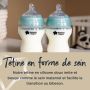 Deux biberons de lait avec couvercles bleus
