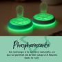 Bébé avec sucette de nuit verte dans la bouche et description des avantages de la conception orthodontique symétrique.