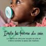 Bébé avec une sucette bleue dans la bouche avec un texte indiquant qu&apos;elle est aussi confortable que le sein.