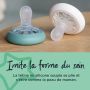 Deux sucettes en forme de sein sur une table marron et texte disant qu&apos;elles offrent un confort semblable à celui d&apos;un sein