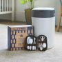 Image dans une maison d&apos;un lot avec sac poubelle couche blanc, pack de 18 recharges écologiques plates et kit de soins 