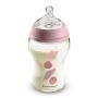 Biberon en verre rose sur fond blanc