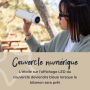 Maman regarde l&apos;étoile bleue sur sa gourde avec le texte sur le couvercle numérique