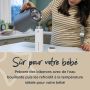 Femme versant de l&apos;eau bouillante dans son thermos refroidisseur avec un texte expliquant les recommandations