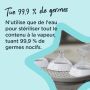Tétines blanches séchant sur un torchon à côté du texte sur la vapeur tuant les microbes