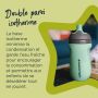 Gourde sportee vert menthe sur une table en extérieur, avec un texte expliquant qu&apos;elle possède une isolation double paroi