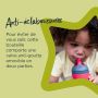 Jeune enfant buvant dans une gourde sportee rouge, avec un texte expliquant qu&apos;elle est anti-éclaboussures