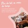 Femme allaitant d&apos;un sein et utilisant un tire-lait sur l&apos;autre avec un texte indiquant qu&apos;il aide à produire plus de lait