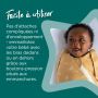 Bébé avec les bras emmaillotés dans une gigoteuse d&apos;emmaillotage jaune avec un texte indiquant sa facilité d&apos;utilisation.