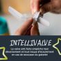Petit garçon tenant sa tasse avec un texte expliquant que la paille résiste aux mordillements