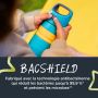 Enfant appuyant sur le couvercle de sa tasse avec un texte sur la technologie de protection antibactérienne BACSHIELD