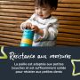 Une personne assemblant la valve anti-fuites avec un texte sur sa technologie anti-fuites