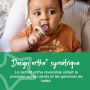 Bébé portant à sa bouche une tétine de sucette avec description des avantages de la conception orthodontique symétrique